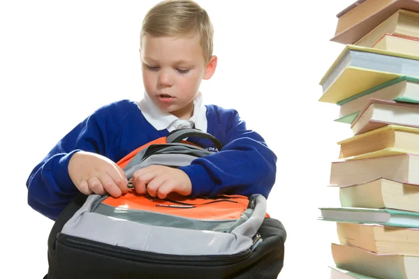 Jonge jongen verpakking zijn schooltas — Stockfoto