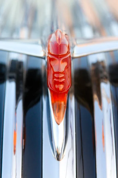 Testa rossa astratta davanti all'auto, DOF superficiale — Foto Stock