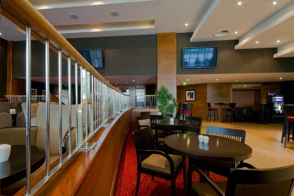 Bar-restaurante interior com cadeiras e mesas — Fotografia de Stock