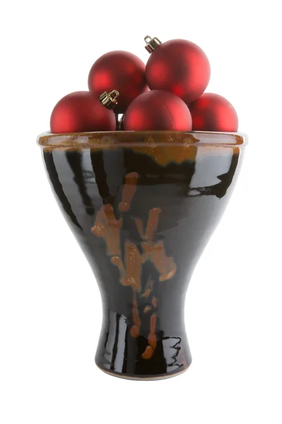 Керамическая ваза с красными рождественскими шариками — стоковое фото