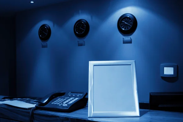 Reception med telefon och raden av klocka, monokromatiskt — Stockfoto