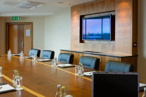 Sala de conferências Interior com tela grande — Fotografia de Stock
