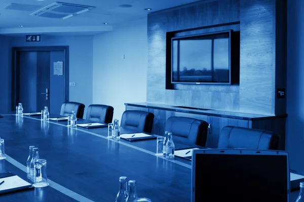 Conferentie zaal interieur met groot scherm, monochromatische — Stockfoto