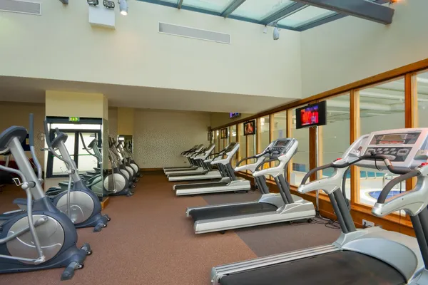 行的慢跑模拟器里的健身房 — 图库照片