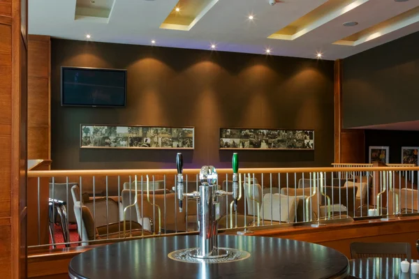 Bar-Restaurant-Interieur mit Bieranstich — Stockfoto