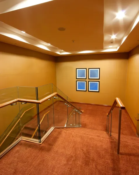 ホテル廊下インテリア階段 カーペット 木製の手すり — ストック写真