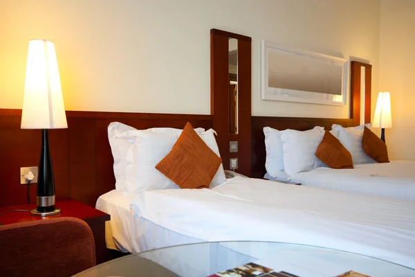 Hotel Dormitorio Interior Con Almohadas Luces Mesas Auxiliares —  Fotos de Stock