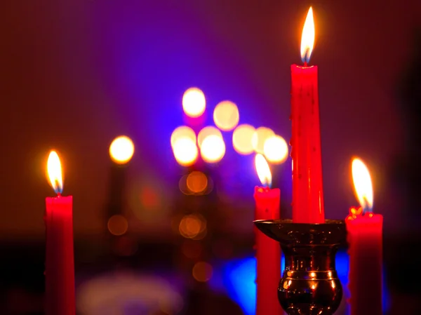 Červené svíčky hořící — Stock fotografie