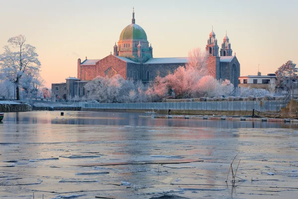 Catedral em primeiras luzes do sol no frio manhã de inverno — Fotografia de Stock