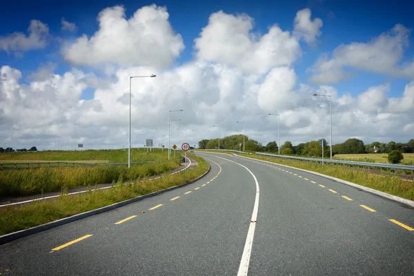 Motorväg med vägmarkeringar — Stockfoto