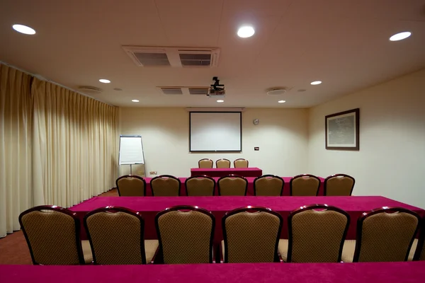 Konferenční Místnost Interiér Tabulkami Syrové Židlí Obrazovky Projektoru — Stock fotografie