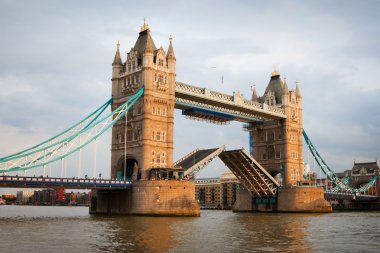 gün batımında açık kapıları ile Londra kule köprü