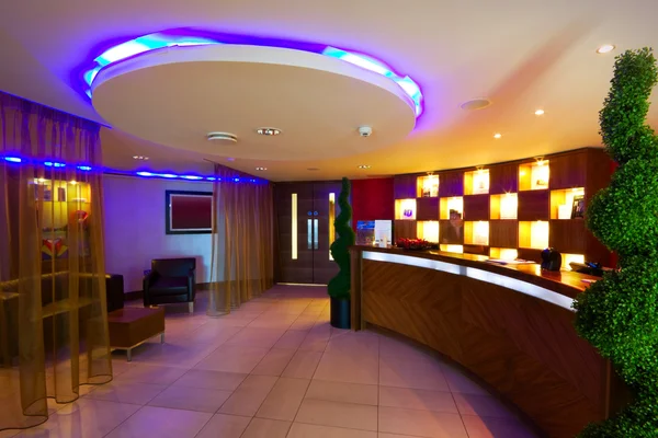 Interior Recepción Spa Con Escritorio Iluminación Multicolor Hotel —  Fotos de Stock