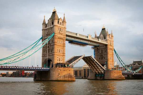 Γέφυρα Πύργος Του Λονδίνου Ανοικτές Θύρες Στο Ηλιοβασίλεμα — Φωτογραφία Αρχείου