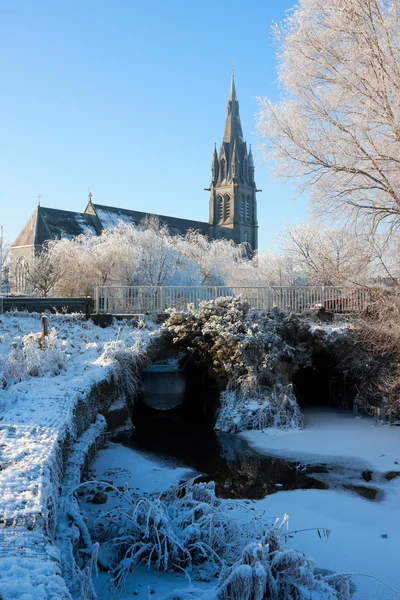 Kościół na kanale w zimie — Zdjęcie stockowe