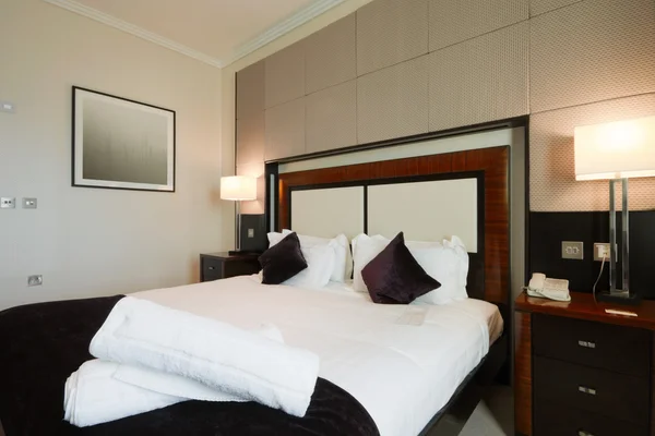Интерьер спальни в отеле — стоковое фото