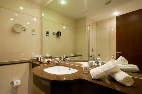 Modernes Badezimmer Waschbecken Und Wasserhahn Aus Marmor — Stockfoto