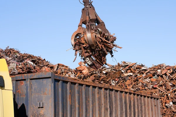 Crane grabber loading a Truck with metal scrap — Stock Photo, Image