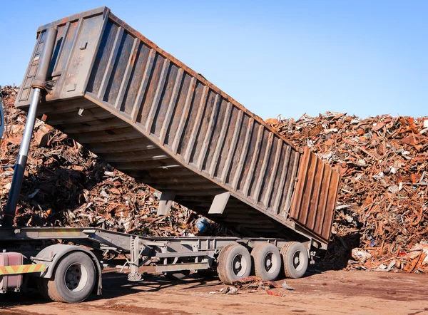 Sucata de metal para descarga de caminhões — Fotografia de Stock