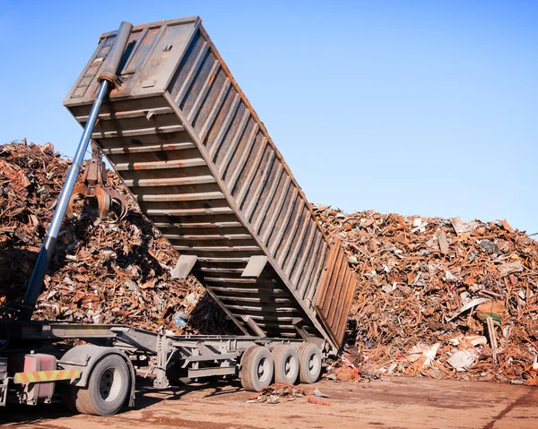 Truck unloading metal scrap — Stock Photo, Image