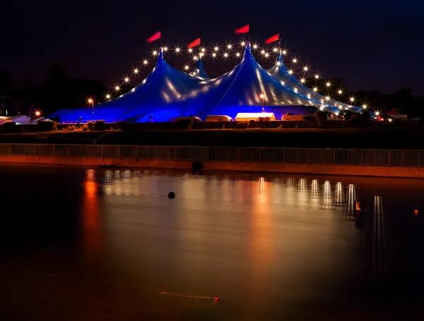 Barraca de estilo circo com luzes à noite — Fotografia de Stock