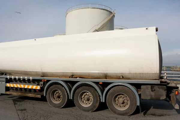 LKW mit Kraftstofftank — Stockfoto