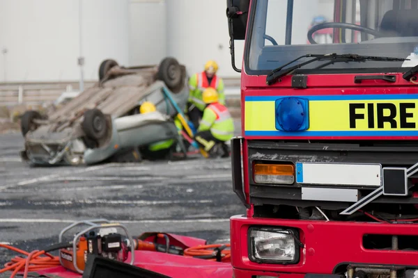 Brand en redding van medewerkers van de dienst bij auto-ongeluk — Stockfoto