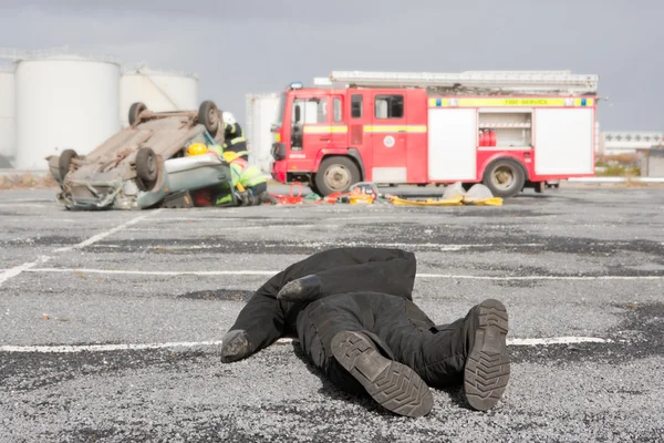 Ogień i ratowania personelu obsługi w wypadku samochodowym — Zdjęcie stockowe