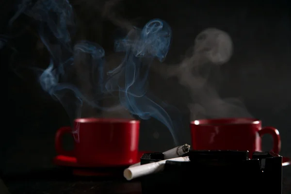 Cigaretter och kaffe. — Stockfoto