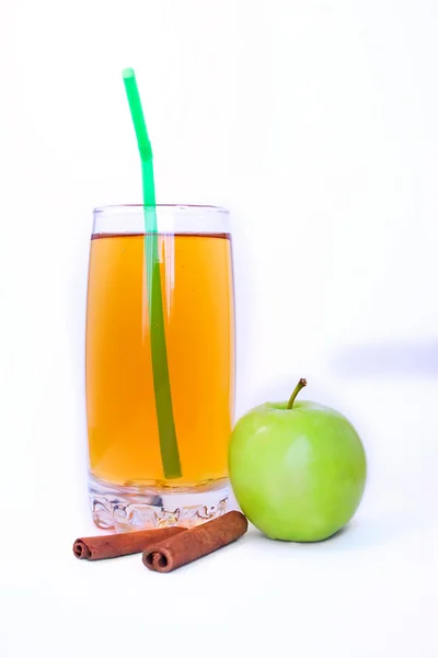 Зеленое яблоко и яблочный сок — стоковое фото