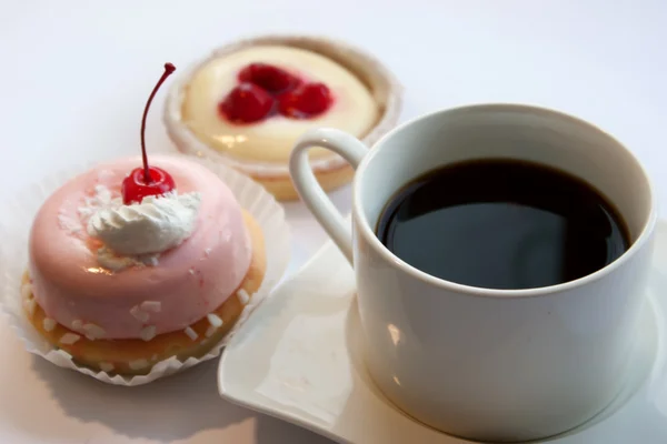 杯のコーヒーと美味しいケーキ — ストック写真