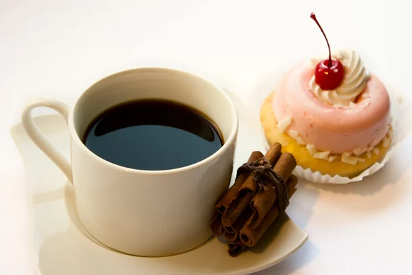 杯のコーヒーとおいしいケーキ — ストック写真