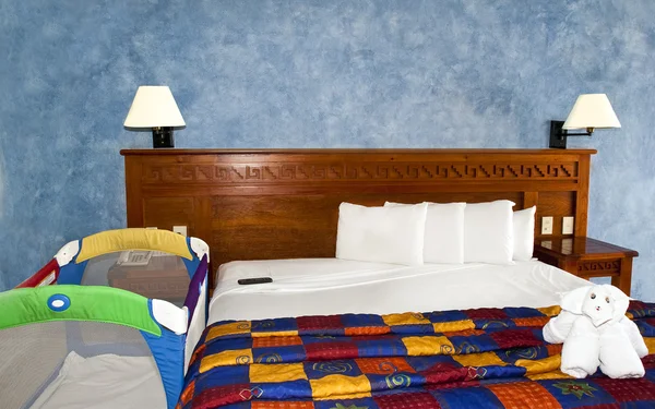 Tempat tidur ukuran raja dengan tempat tidur bayi di kamar — Stok Foto