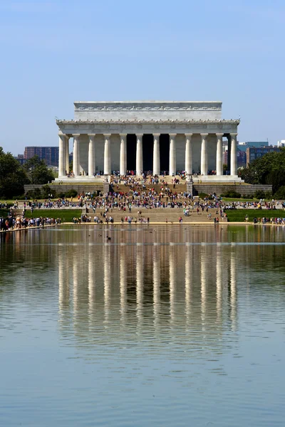 El monumento a Lincoln reflejado en la piscina —  Fotos de Stock