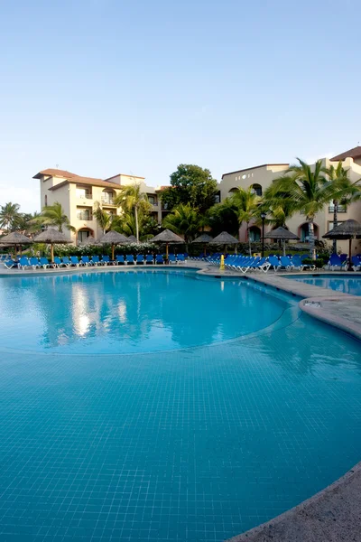 Mooi zwembad en een patio in tropische omgeving — Stockfoto