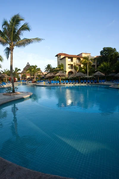 Hermosa piscina y patio en un entorno tropical — Foto de Stock