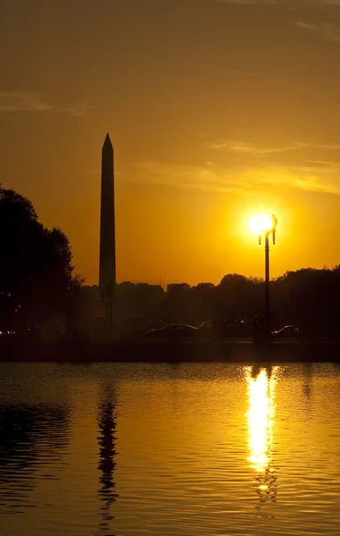 Silhuet de Washington monumento al atardecer —  Fotos de Stock