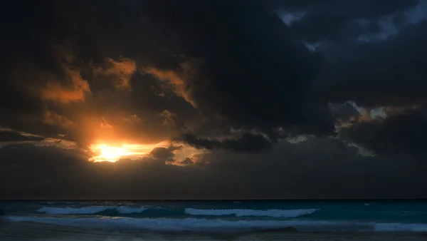 Karibské moře pobřeží na východ slunce — Stock fotografie