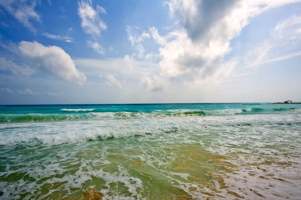 Waves on beautiful golden beach — Stock Photo, Image