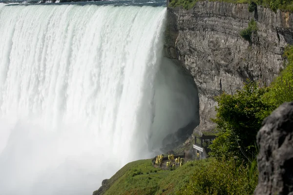 Вид на Ниагарский водопад снизу — стоковое фото