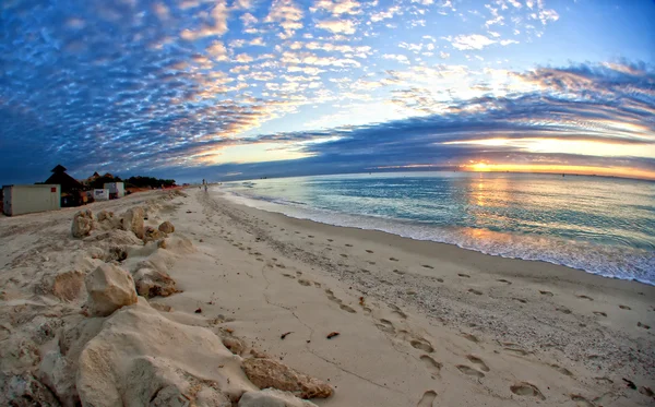 Vlny na nádherné zlaté pláži — Stock fotografie