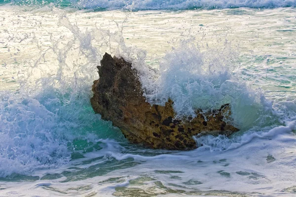 Foam wave hits a rock — Stock Photo, Image