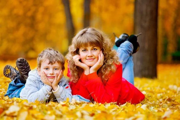 Matka z synem w parku jesień — Zdjęcie stockowe