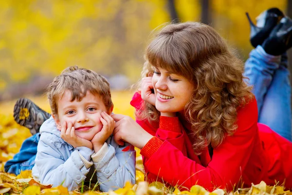 Mãe com filho no parque de outono — Fotografia de Stock