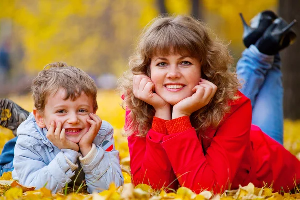 Μητέρα με γιο, στο πάρκο φθινόπωρο — Φωτογραφία Αρχείου