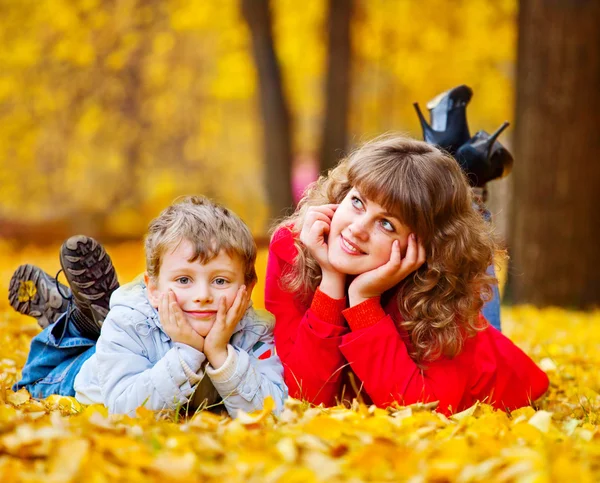 Moeder met zoon in de herfst park — Stockfoto