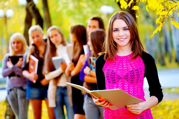 Birçok öğrenci sonbahar Park