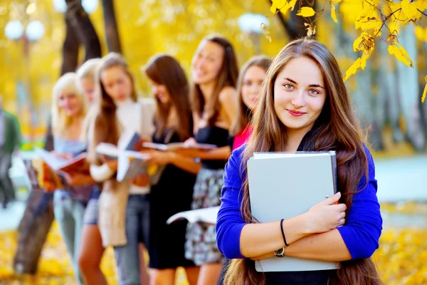 Många studenter i höst park — Stockfoto