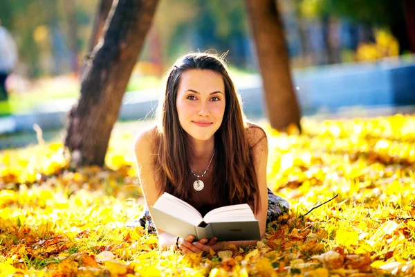 Hermosa chica con libro — Foto de Stock