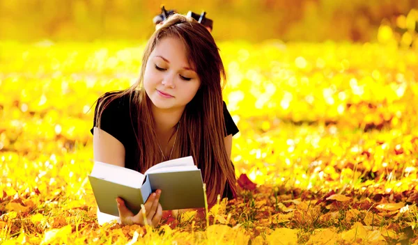 Красива дівчина з книгою — стокове фото